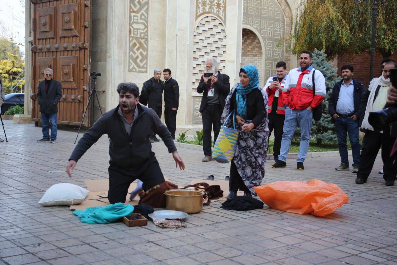 اجرای نمایش خیابانی “رها شده” در جشنواره تئاتر چتر ماه هلال احمر مازندران 