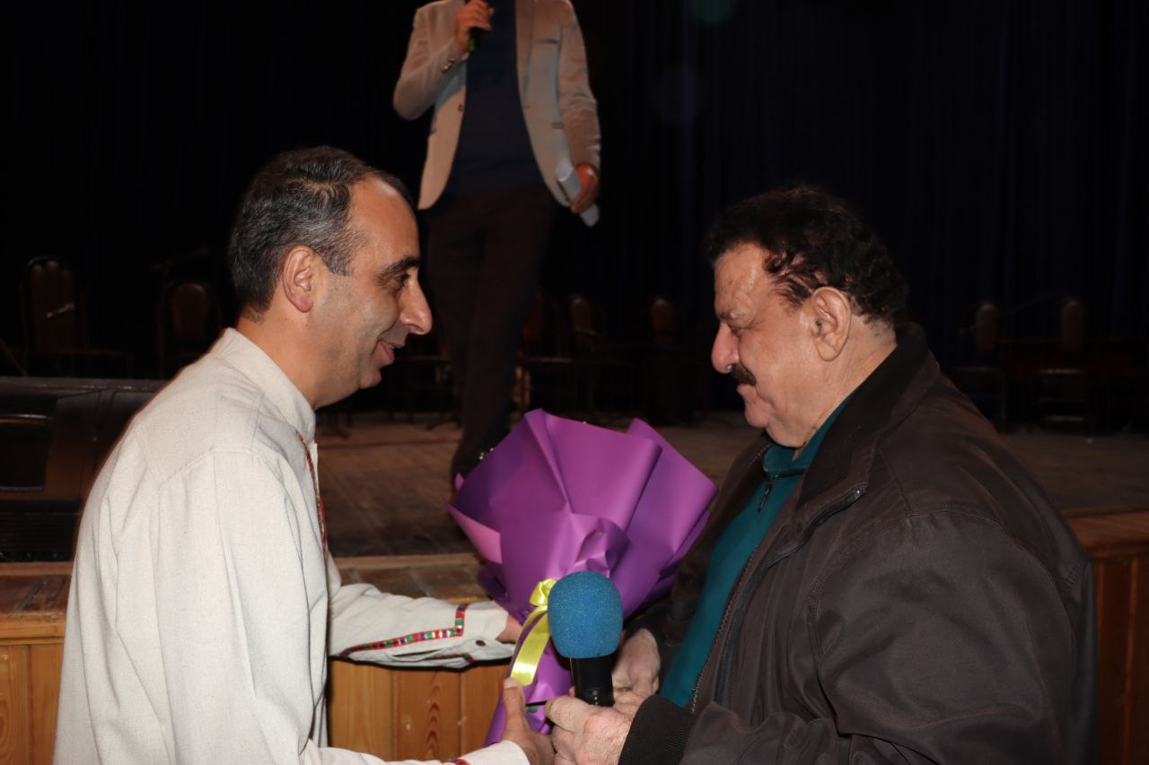 حضور استاد ناصر وحدتی در کنسرت هنرجویان آموزشگاه موسیقی آوای مهر گیلان 
