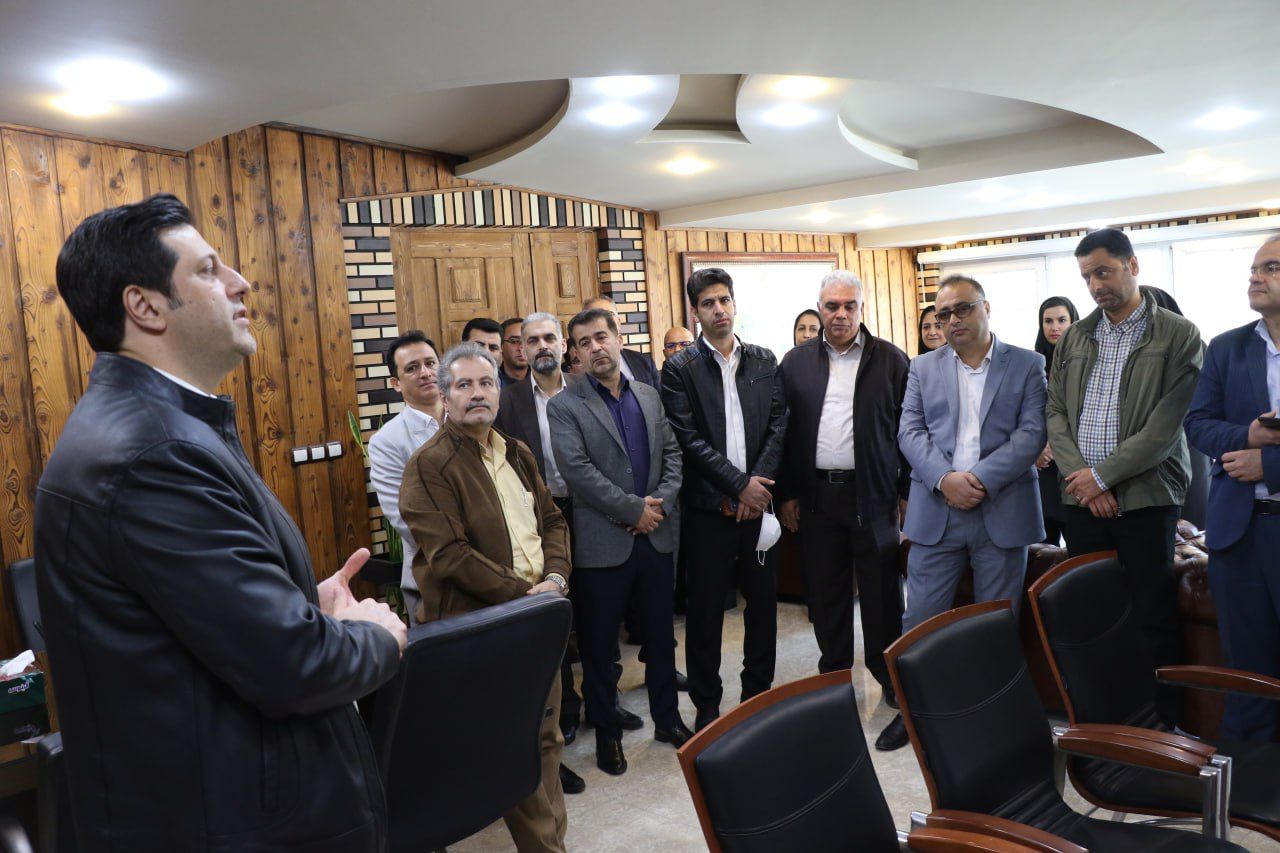 کارکنان شهرداری لاهیجان از زحمات رضا زنده دل، قدردانی کردند