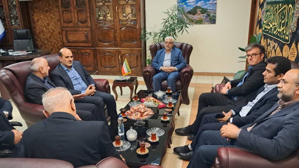دیدار فرماندار لاهیجان با مدیران کل صنعت، معدن و تجارت و پخش فرآورده‌های نفتی استان برای بررسی و رفع مشکلات شهرستان