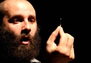 نگاه و نظری تاویلی به متن و اجرای نمای پا برهنه ، لخت، قلبی در مشت  ✍️ علیرضا روح نواز 