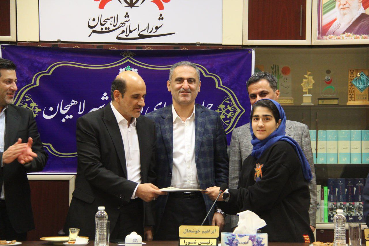 تقدیر مسئولین لاهیجان از «ستایش یوسفی» ملی پوش فوتسال دختران 