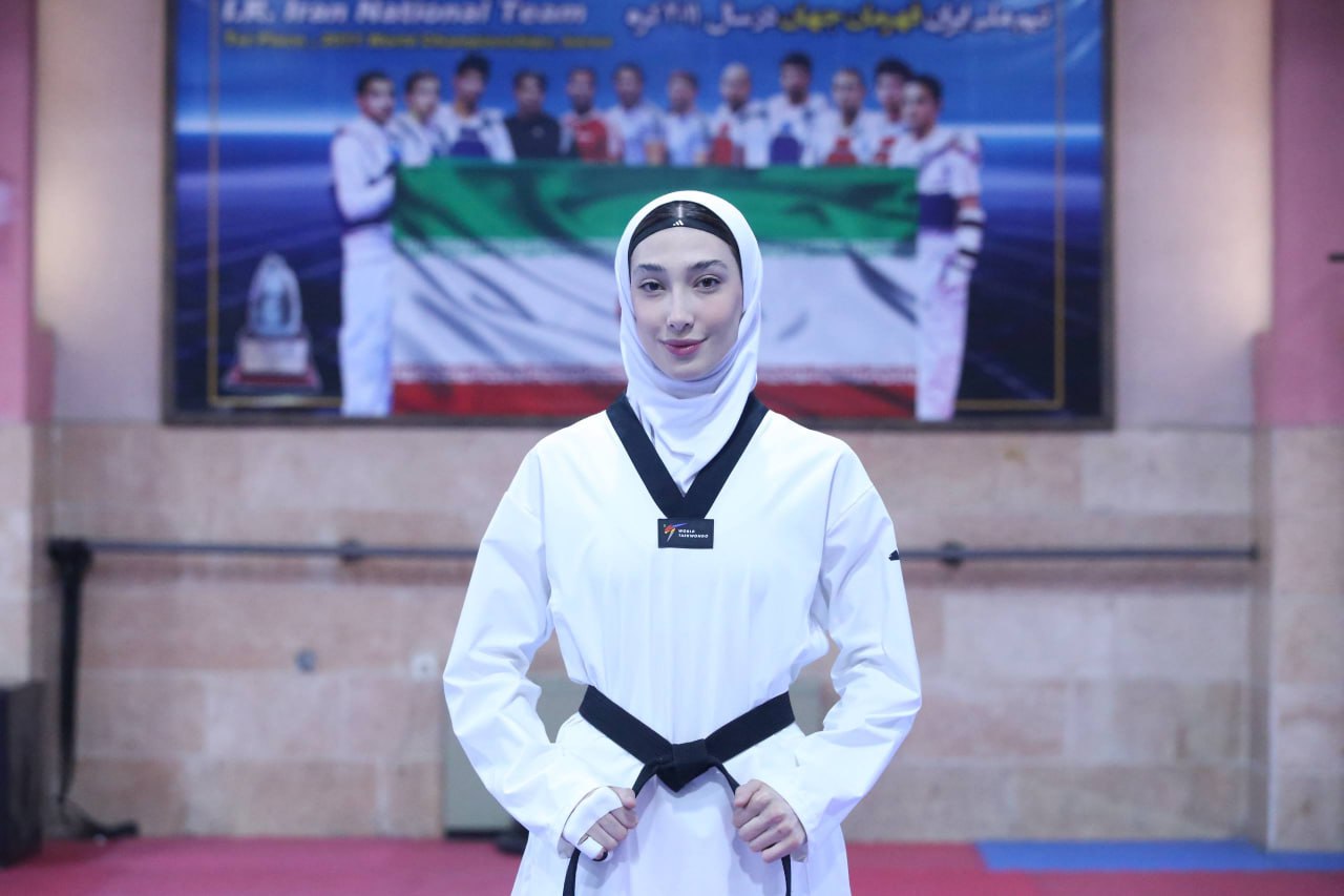 مدال طلای امیدهای جهان بر گردن مبینا نعمت زاده