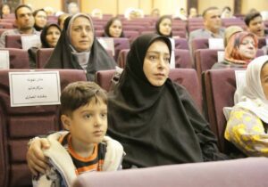 تقدیر از «مهرانه به نهاد» بانوی هنرمند لنگرودی در آیین تجلیل از مادران نمونه گیلان