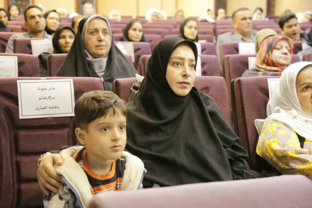 تقدیر از «مهرانه به نهاد» بانوی هنرمند لنگرودی در آیین تجلیل از مادران نمونه گیلان