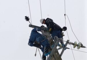 اکیپ‌های عملیاتی توزیع برق در حال رفع خاموشی هستند/ خاموشی ۶۰ هزار مشترک گیلانی