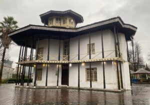 عمارت کلاه‌ فرنگی رشت؛ نگین تاریخی باغ محتشم