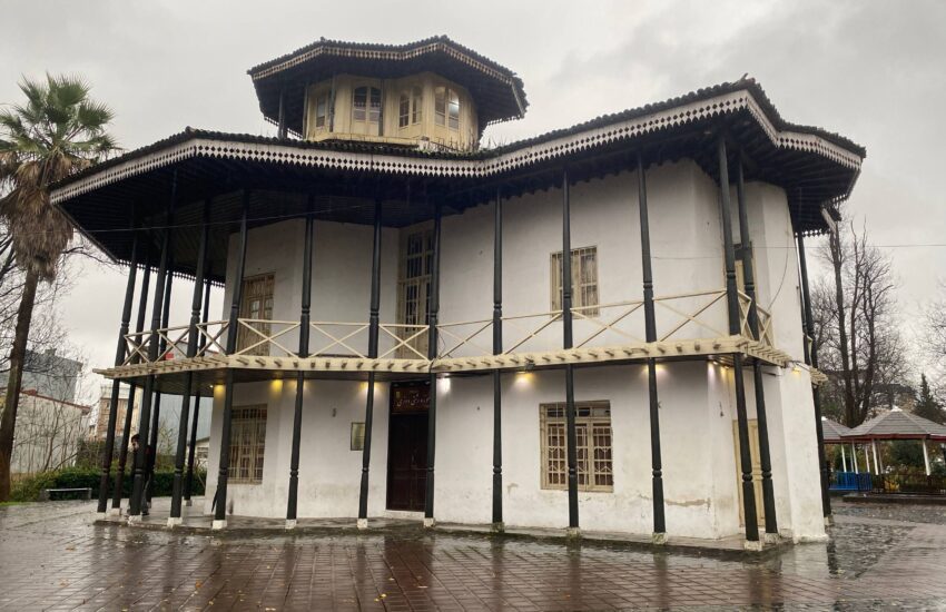 عمارت کلاه‌ فرنگی رشت؛ نگین تاریخی باغ محتشم