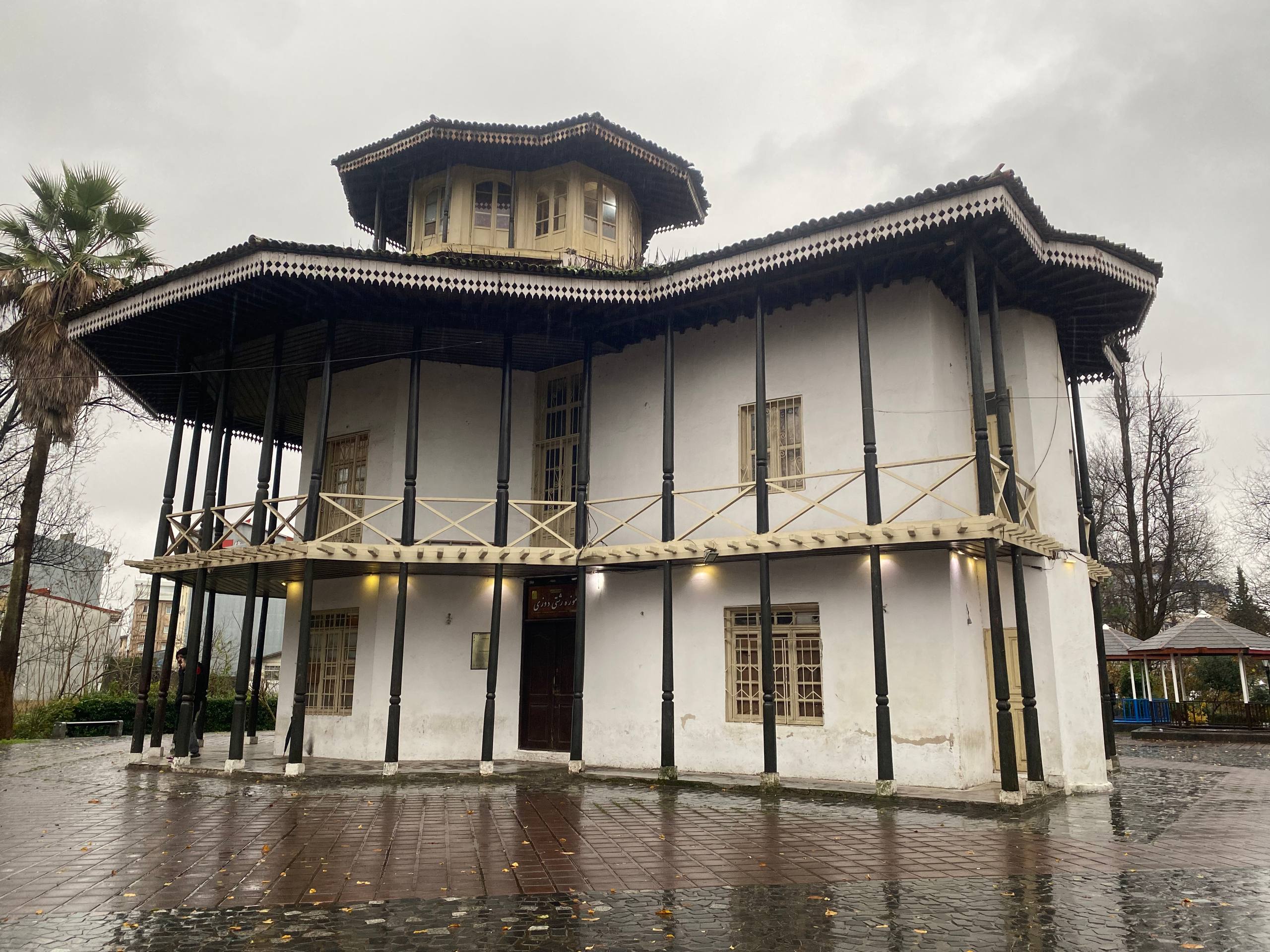 عمارت کلاه‌ فرنگی رشت؛ نگین تاریخی باغ محتشم