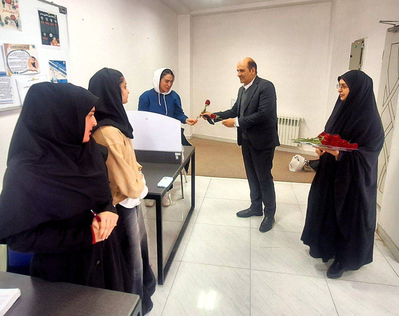 دیدار فرماندار لاهیجان با اعضای جوان کتابخانه‌های عمومی شهرستان به مناسبت روز جوان