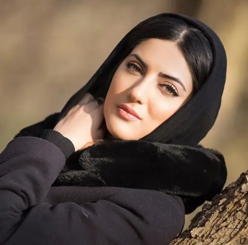 هلیا امامی بازیگر تلویزیون و سینما: معلمان نباید بگذراند شهادت دانش آموزان میناب امری عادی و توجیه‌پذیر تلقی شود