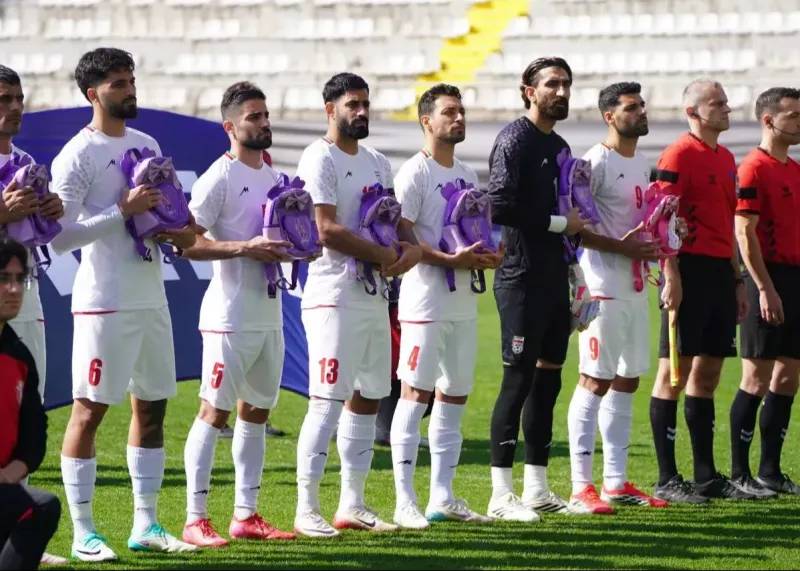 ملی‌پوشان فوتبال ایران به یاد دختران شهید میناب 