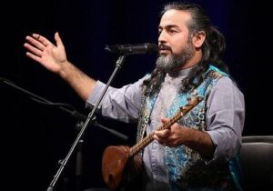 پرواز همای فردا سرود تیم ملی را بین مردم می‌خواند