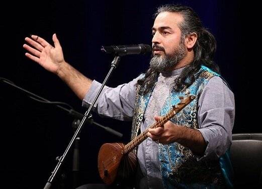 پرواز همای فردا سرود تیم ملی را بین مردم می‌خواند
