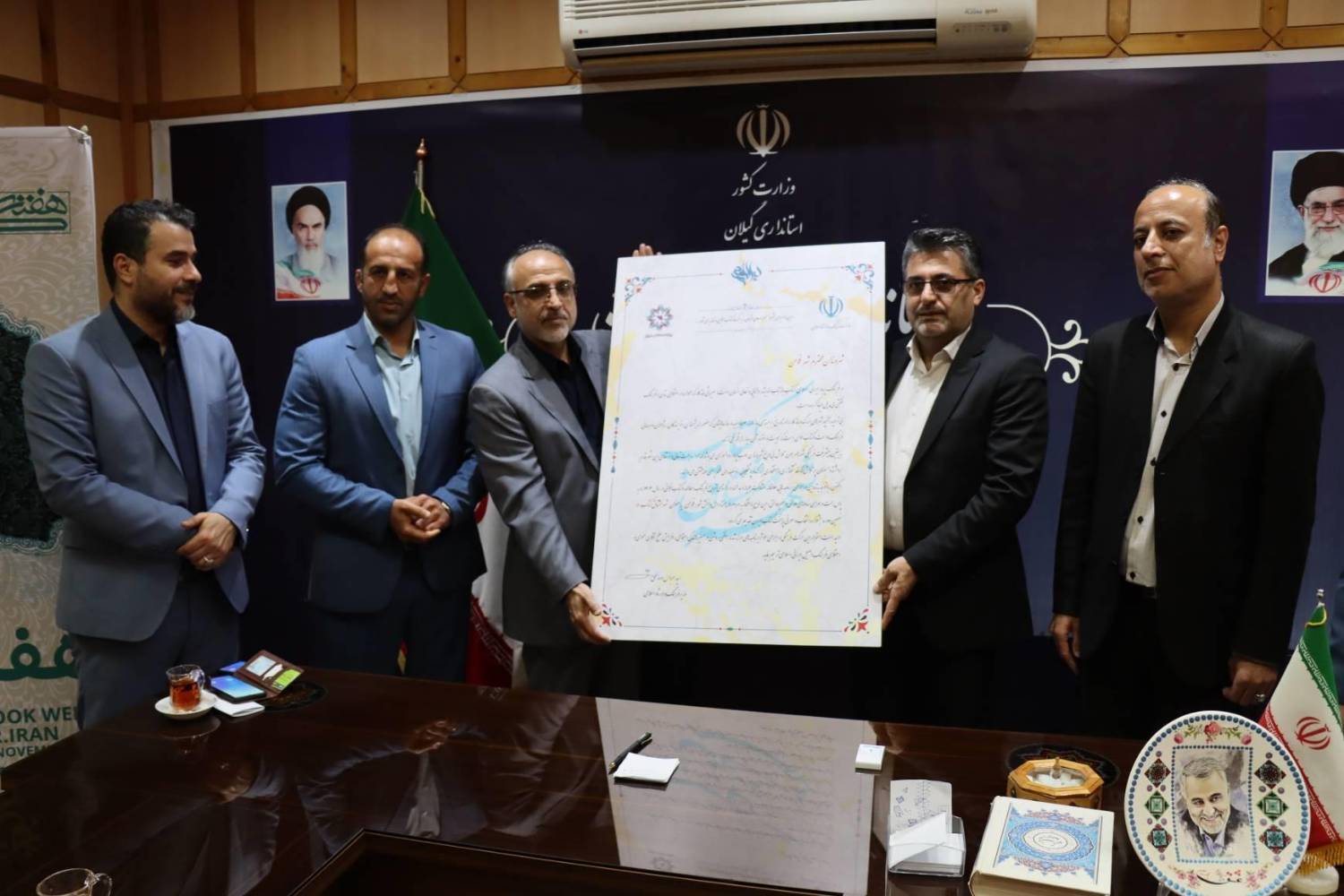 تقدیم لوح ملی «شهر مشتاق کتاب» توسط مدیر کل فرهنگ و ارشاد اسلامی به مردم فومن