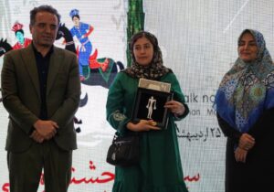«فاطمه زارعی» بازیگر و نقال گیلانی گروه نمایش اتفاق رشت برگزیده جشنواره ملی سیلک کاشان شد