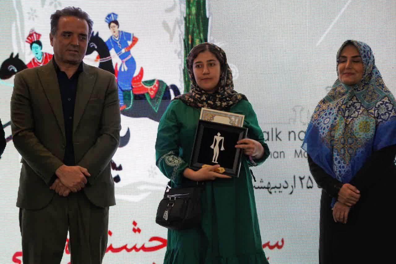 «فاطمه زارعی» بازیگر و نقال گیلانی گروه نمایش اتفاق رشت برگزیده جشنواره ملی سیلک کاشان شد